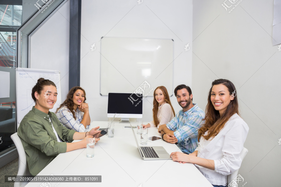 会议室微笑的行政人员的肖像