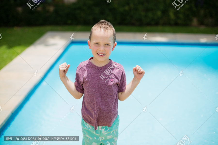 游泳池的微笑女孩的肖像