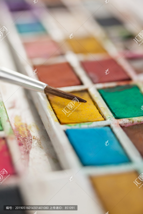 油漆刷和调色板的特写镜头