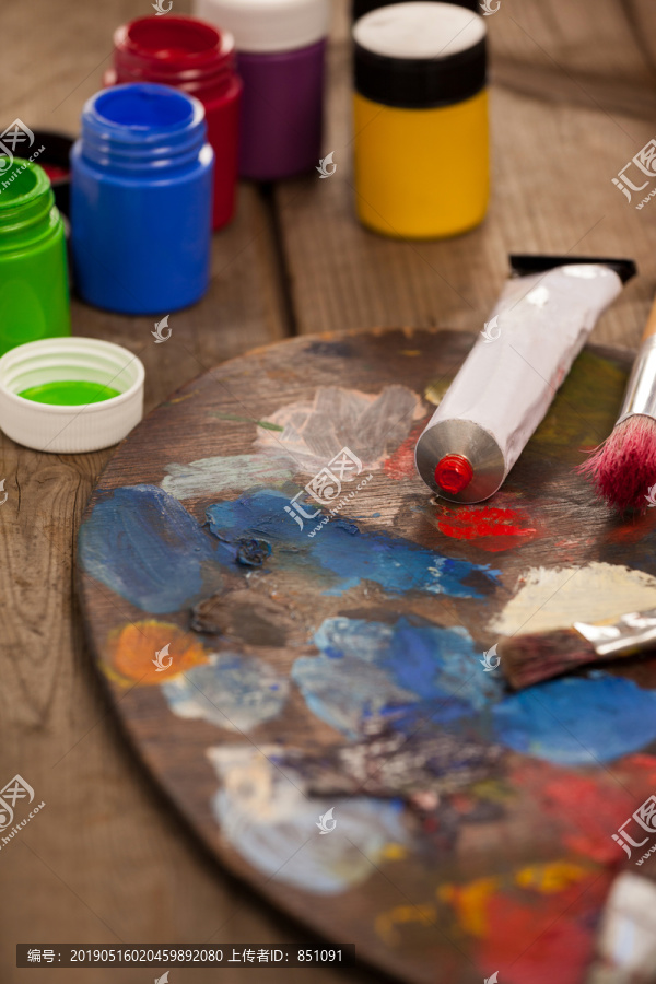 木桌上的水彩和油漆刷