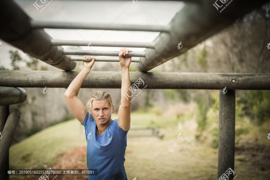 让女人爬上猴栏