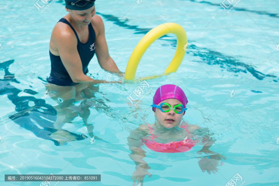 帮助孩童游泳的女教练