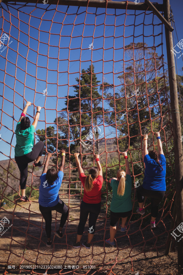 障碍训练中练习爬网的女性