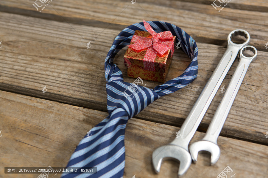 桌上带领带和工作工具的礼品盒