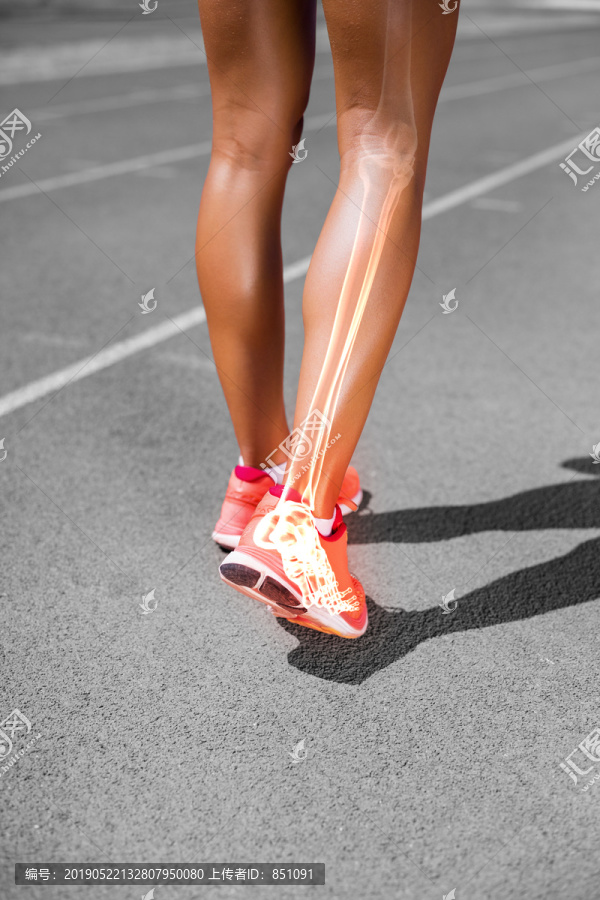 女子运动员在运动跑道上行走