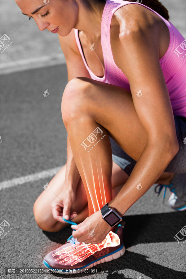 女子在跑道上系鞋带突出骨骼