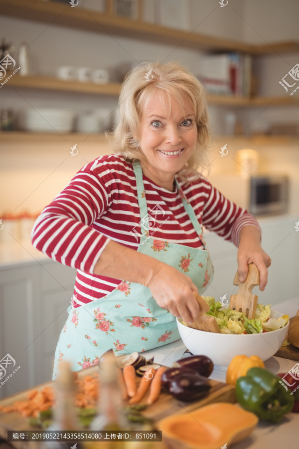 老太太在厨房拌蔬菜沙拉