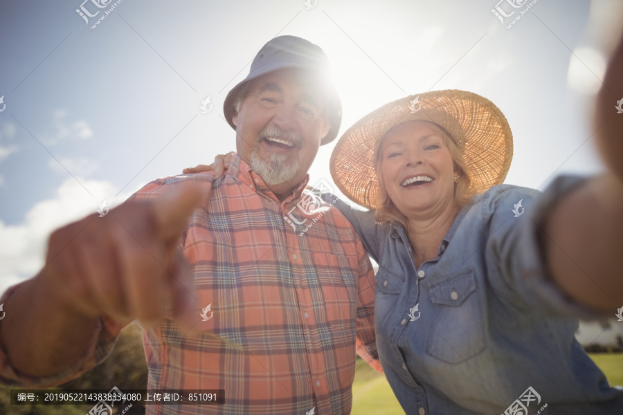 站在草坪上老年夫妇