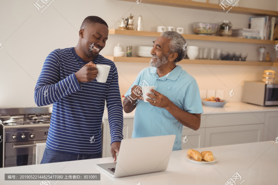 爸爸和儿子在厨房喝咖啡