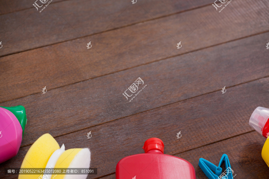 木地板上布置的各种清洁设备