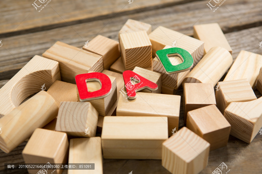 木桌上的字母方块