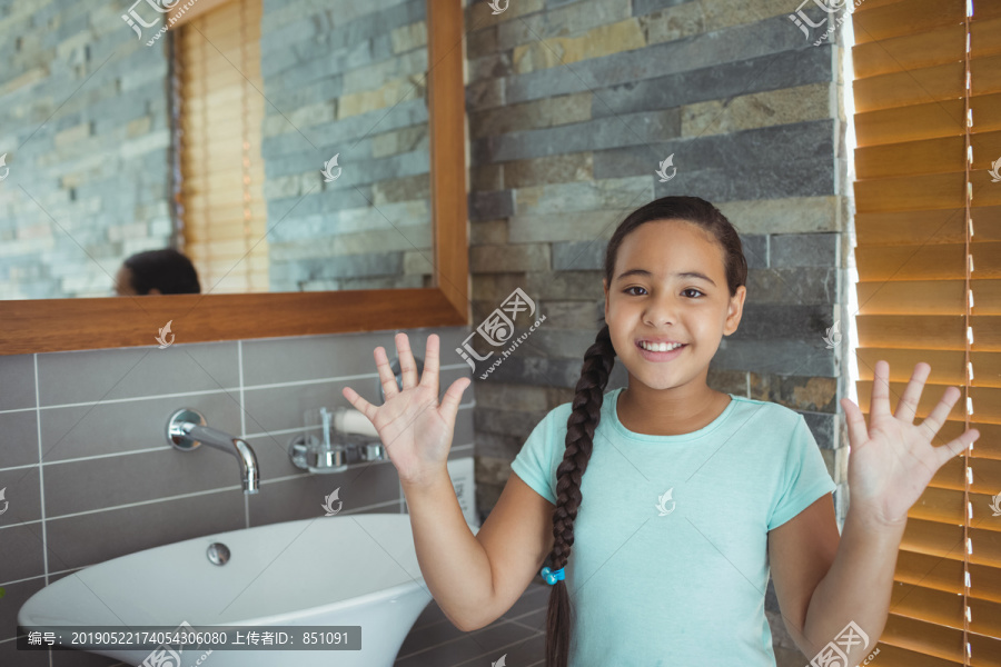 女孩在浴室洗手池洗手