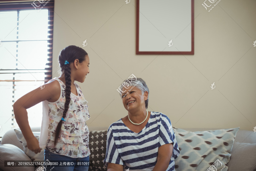 外婆在家客厅与孙女互动