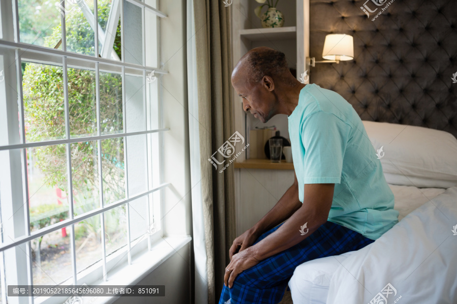 坐在靠窗的床上体贴的老人