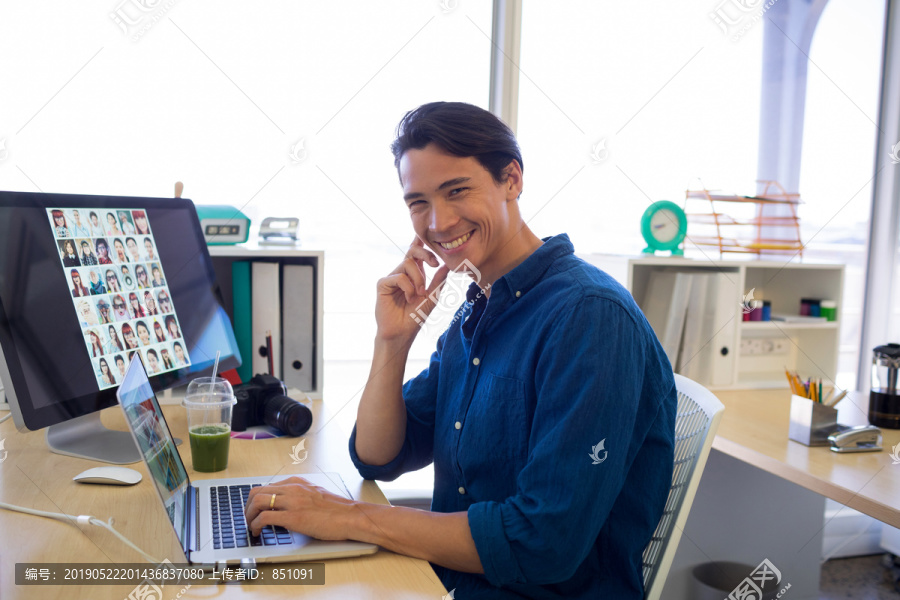 坐在办公桌旁的男性高管的画像