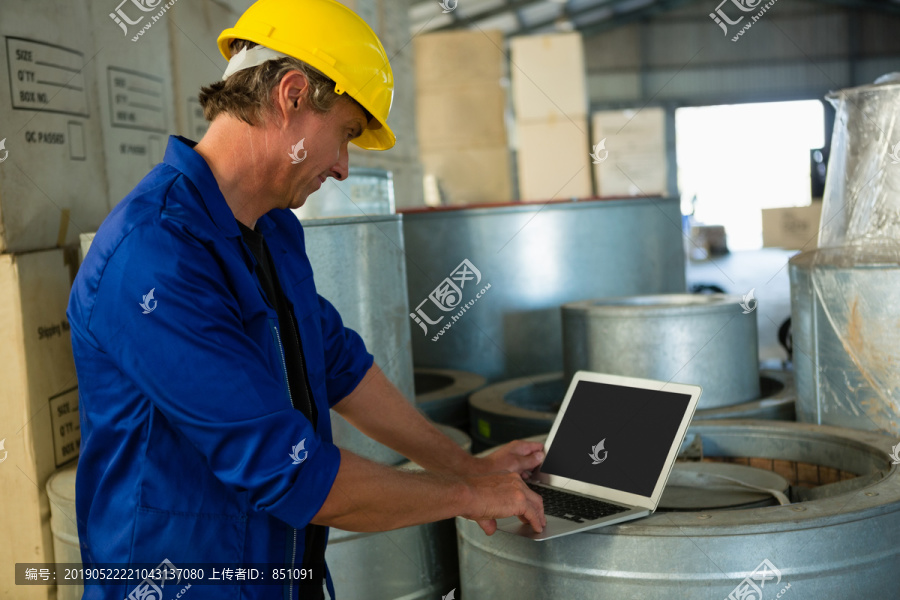 在橄榄工厂使用笔记本电脑的工人