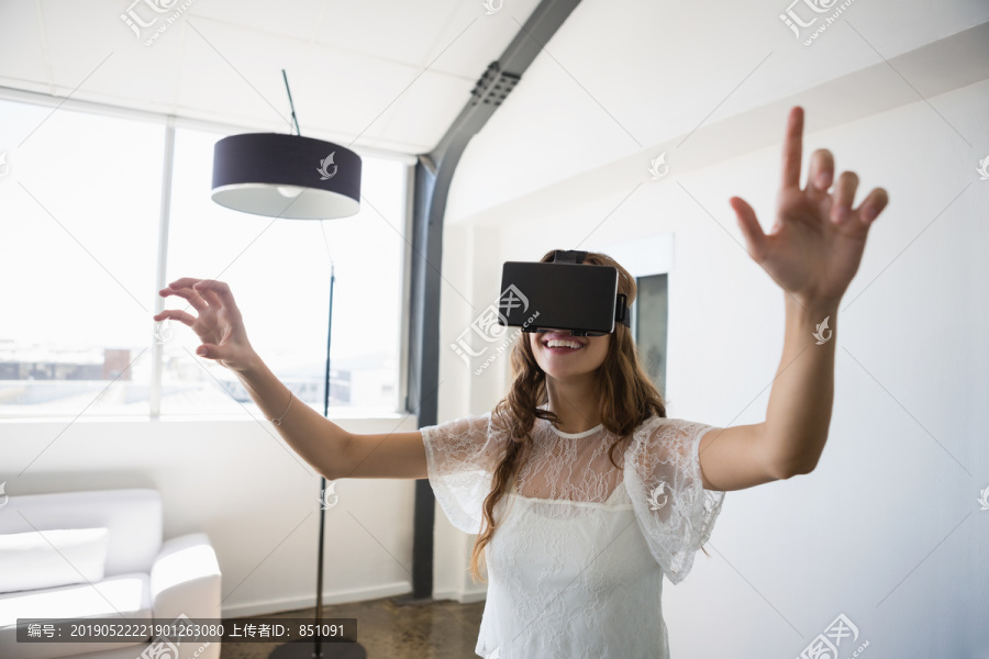 带着虚拟现实模拟器女商人