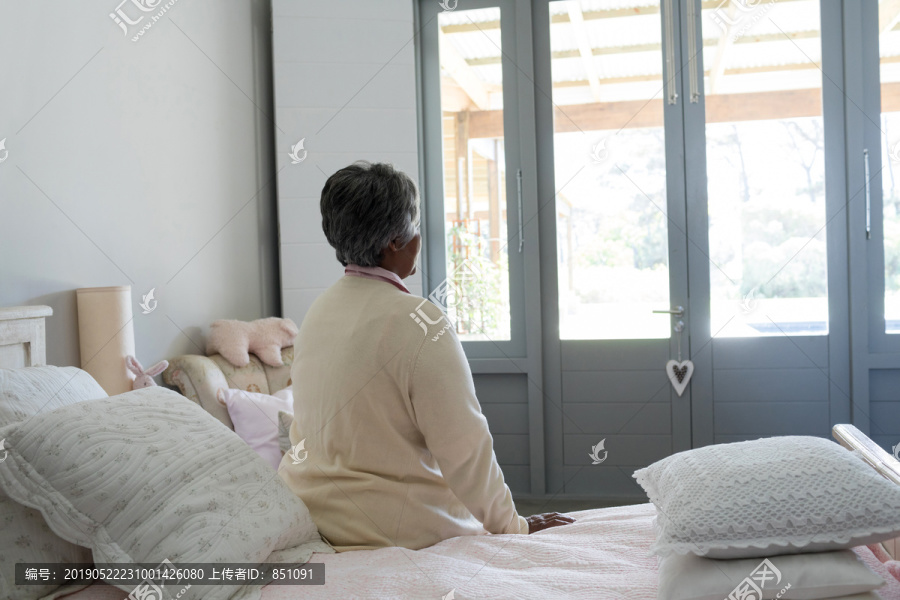 居室卧床老年妇女后视图