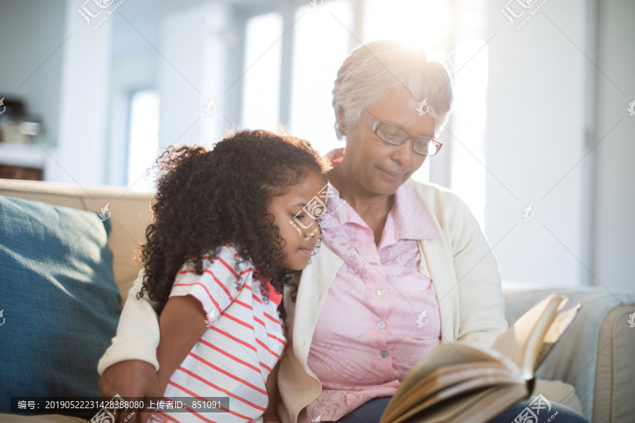 奶奶和女儿在家客厅看书