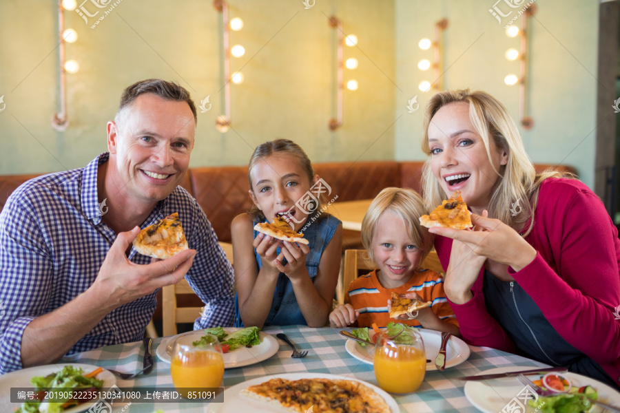 在餐馆吃饭的幸福家庭