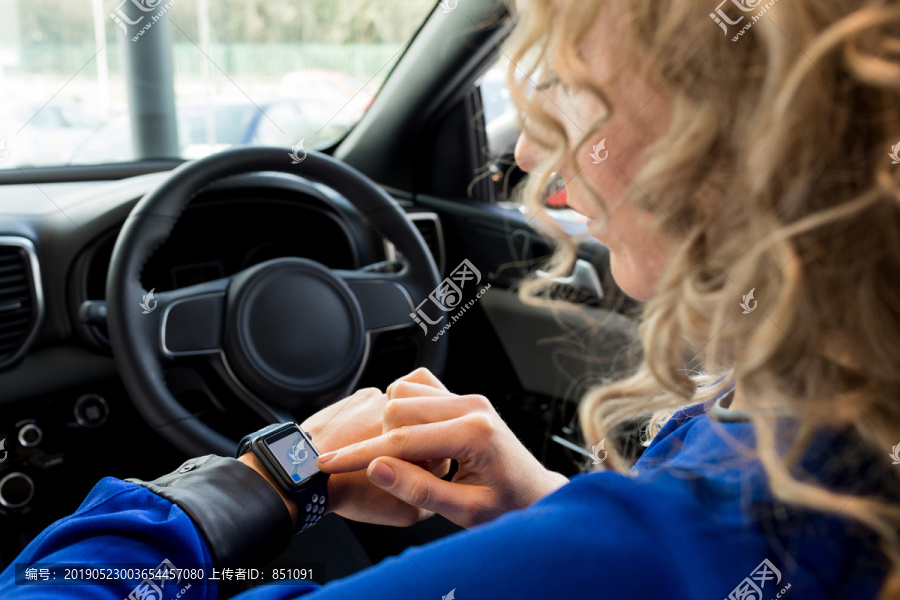 试驾期间在车内的女性特写镜头