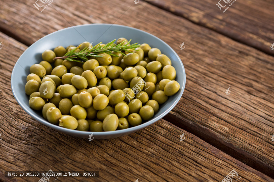 木桌上碗里的腌橄榄