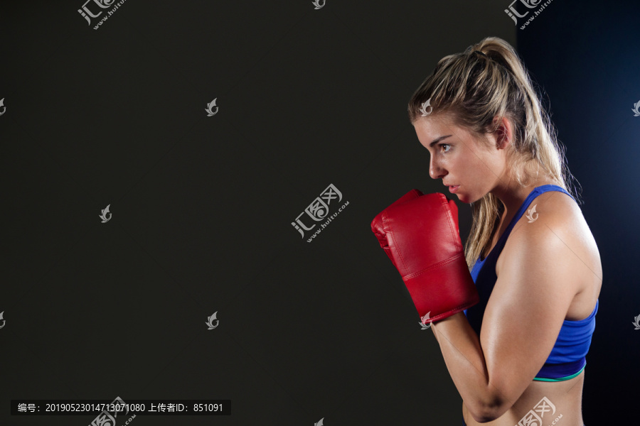 在健身室练习拳击的女人