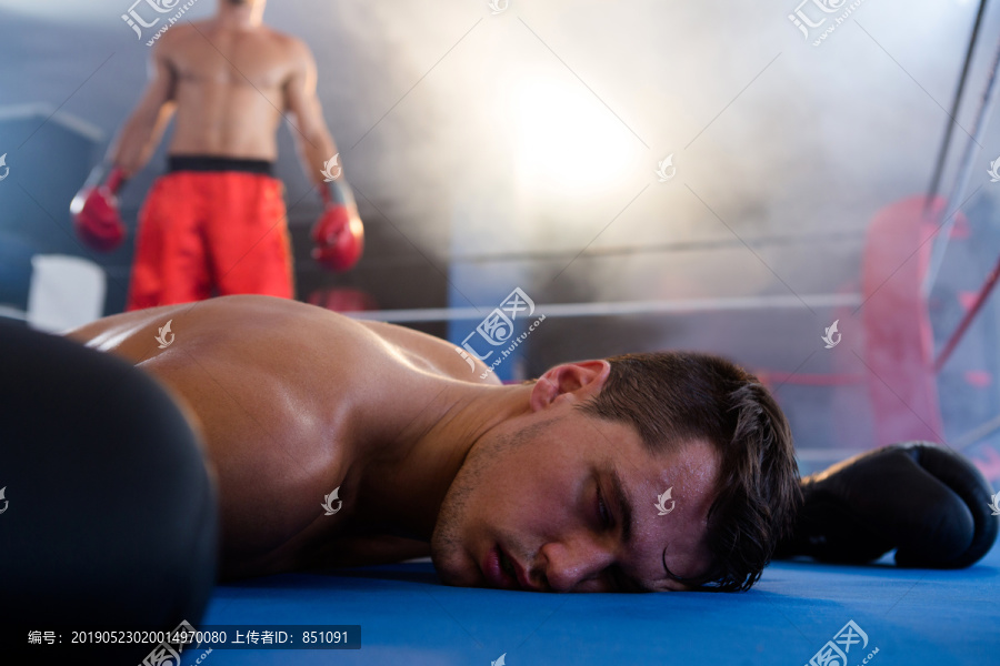 躺着的无意识男拳击手