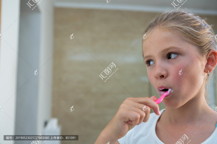 站在浴室刷牙的女孩的肖像