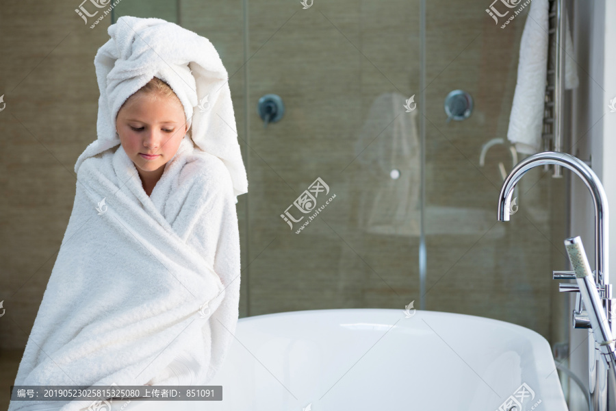 坐在浴室浴缸上的女孩的肖像