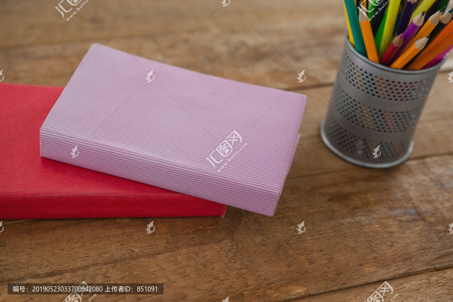 木桌上的书和彩色铅笔
