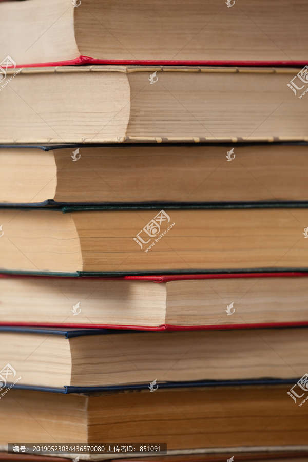 蓝木背景下的一堆书
