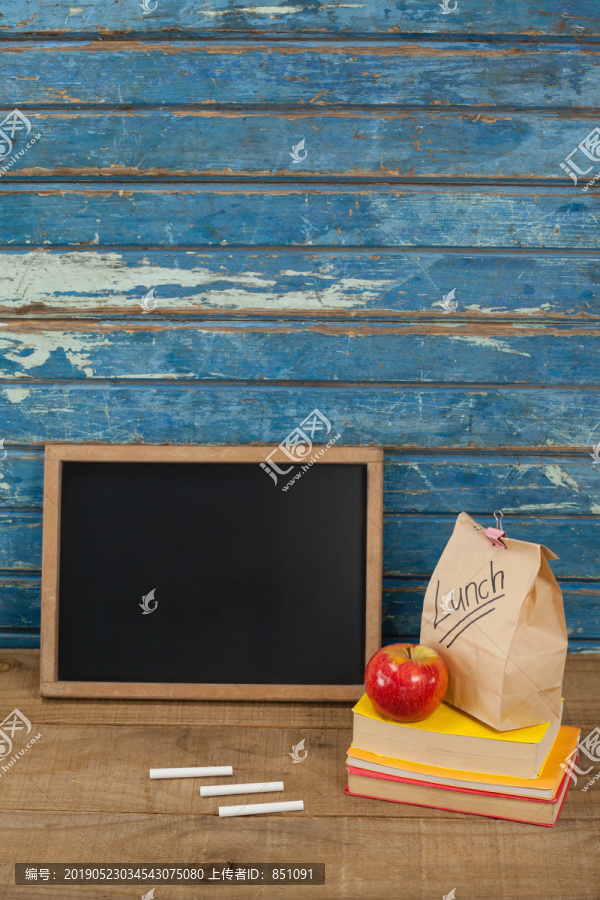 午餐袋和黑板