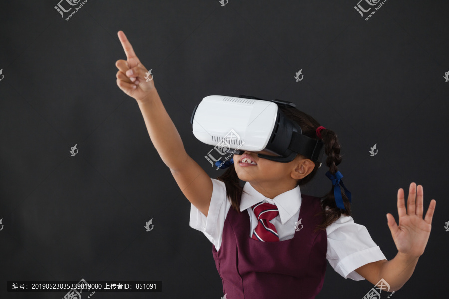 女生用虚拟现实耳机对着黑板