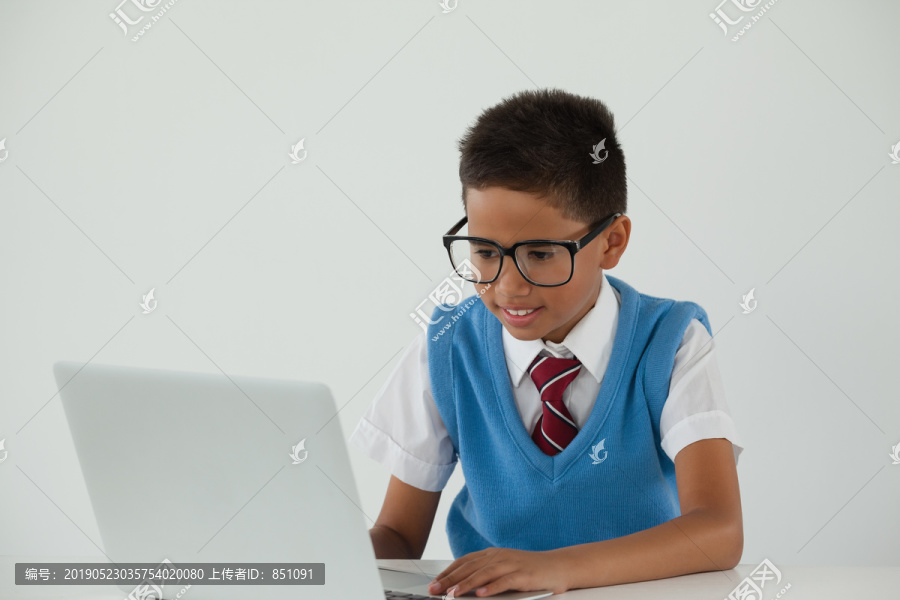 使用笔记本电脑的男生