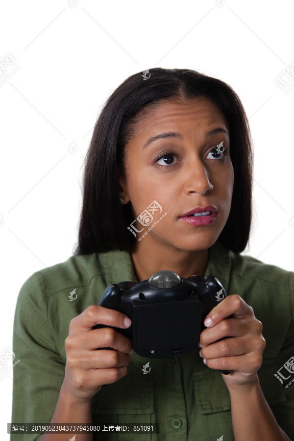玩电子游戏的女人的肖像