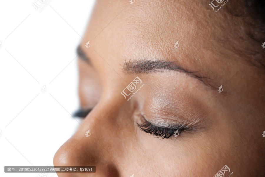 白色背景下封闭的女人眼睛和鼻子