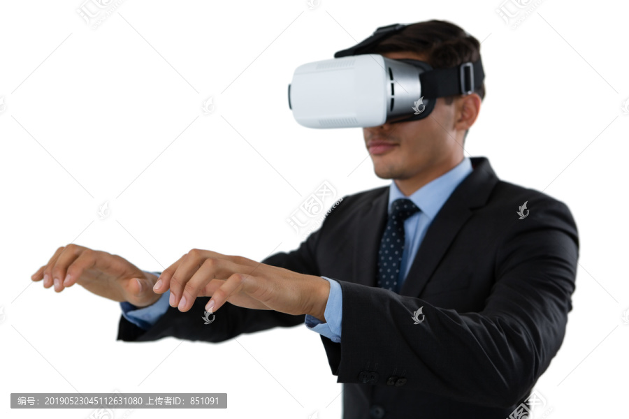 年轻商人戴着虚拟现实眼镜做手势