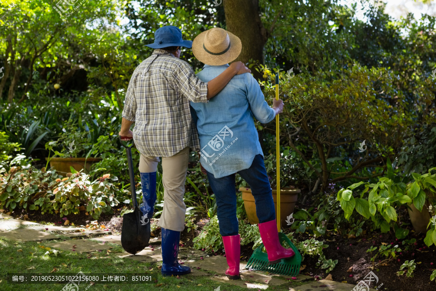 站在花园里的老夫妇