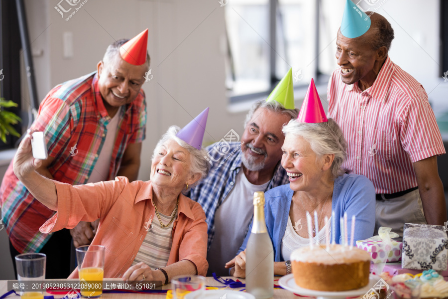微笑的老年人在聚会上自拍