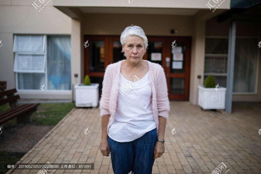 站在门口的严肃的老妇人画像