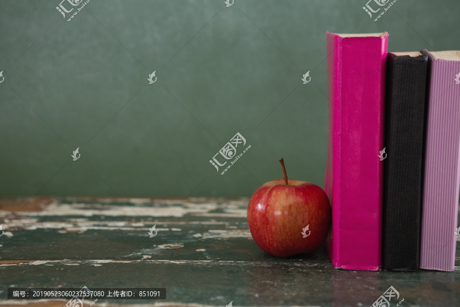 苹果和桌上的书