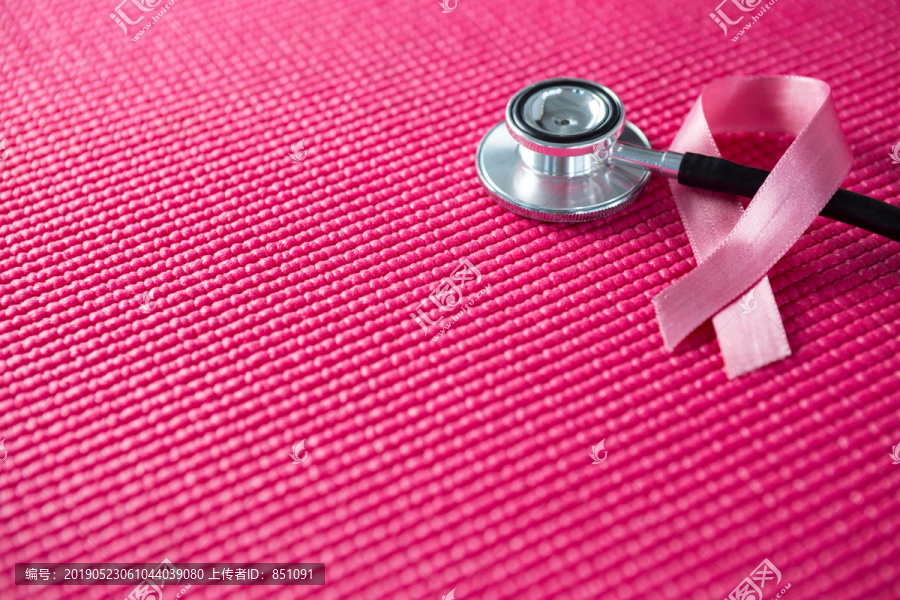 粉色丝带和听诊器