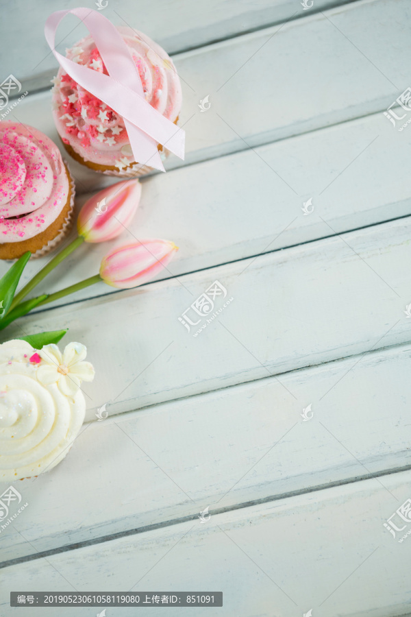 粉色丝带和纸杯蛋糕