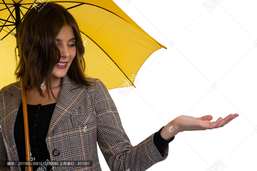 年轻女子一边打着伞一边做手势