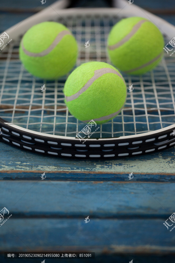 网球拍上荧光黄球