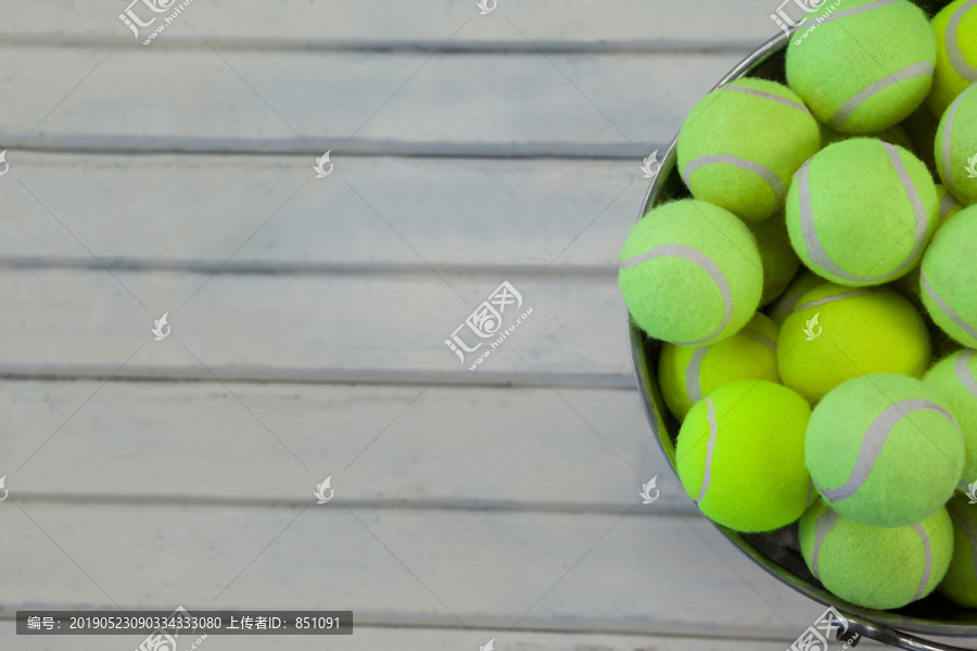 金属桶中网球的正上方视图