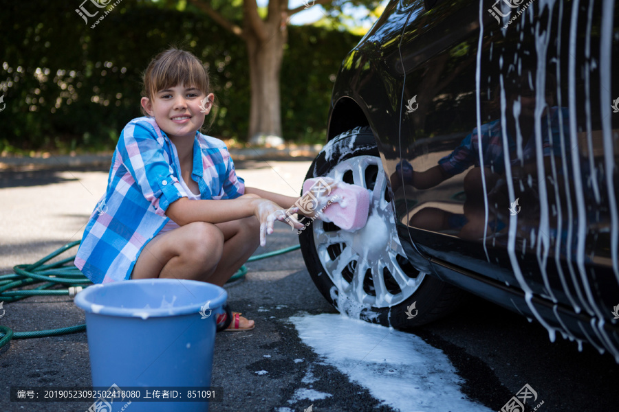 洗车的少女