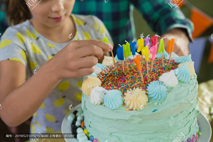 爸爸和女儿装饰生日蛋糕