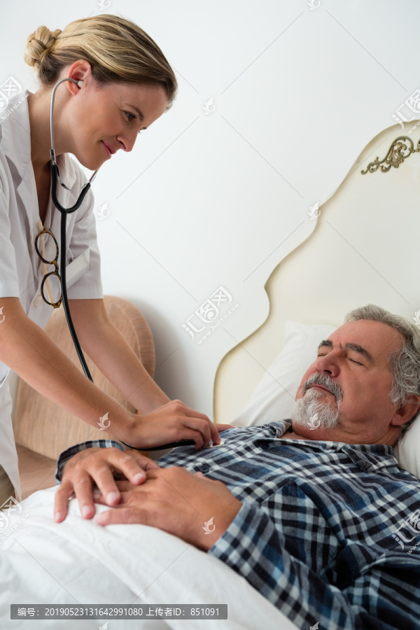 女医生用听诊器检查老年病人